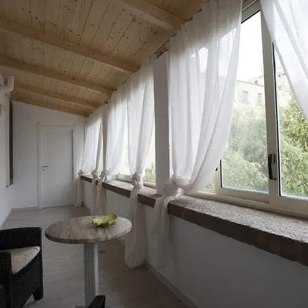 아파트 Roberto House